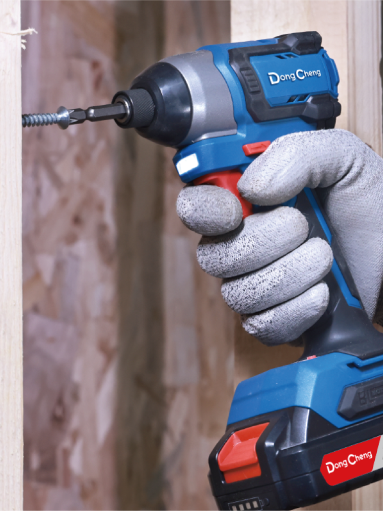 Аккумуляторный ударный гайковерт DongCheng DCPL165(TYPE ADM), 20 В, 165 Нм, 1 акб 2 Ач, зу 2 А