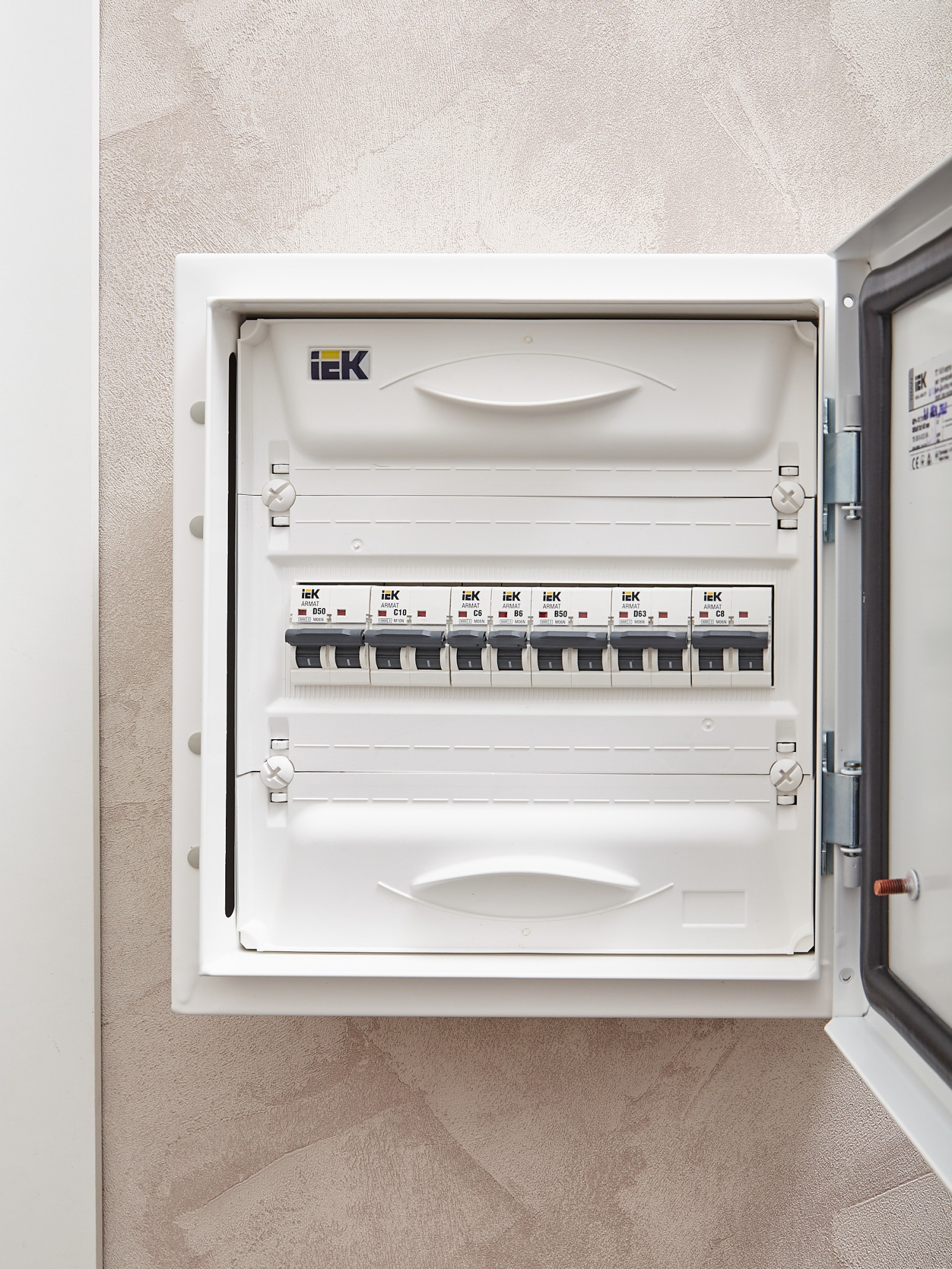 ARMAT Автоматический выключатель M06N 1P C 6А IEK