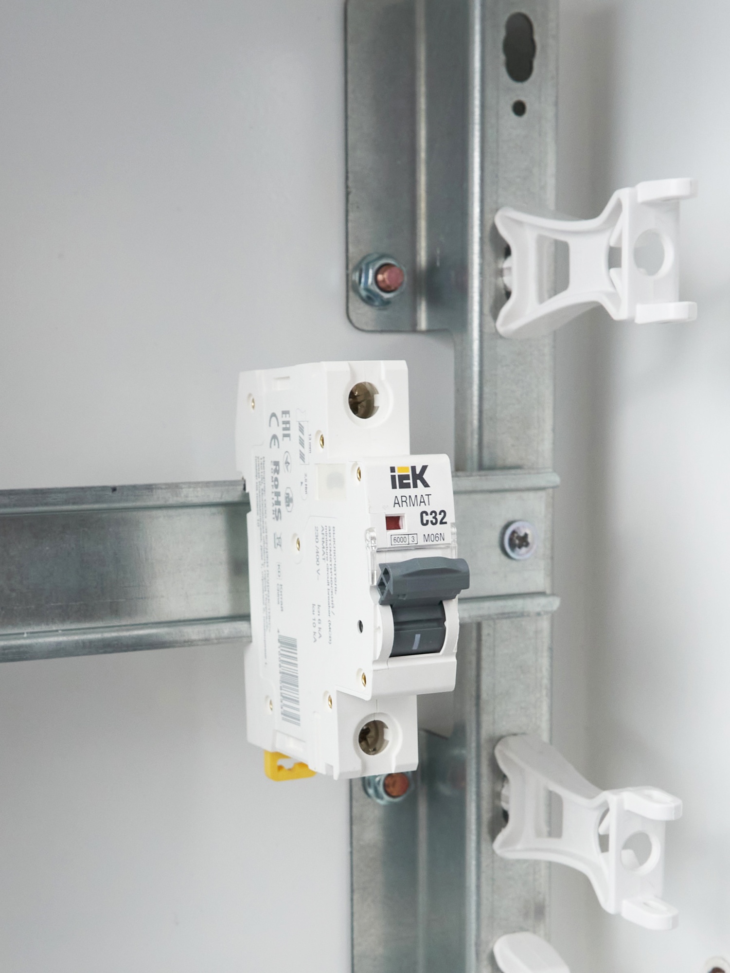 ARMAT Автоматический выключатель M06N 1P C 32А IEK